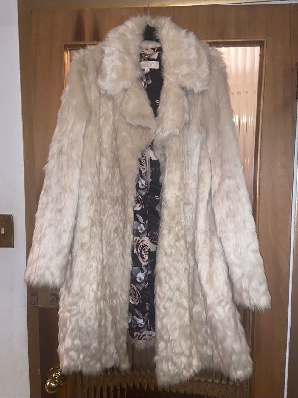 Women's Cream Faux Fur Coat - Elegant Winter Outerwear